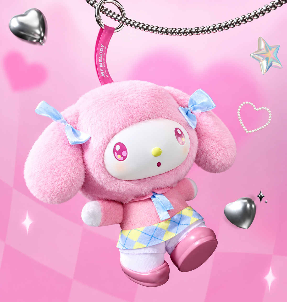 Sanrio My Melody Moving Scene pink vinyl plush pendant with fluffy ears, pastel blue bows, checked skirt and pink shoes, hanging from a silver chain against a pink background.